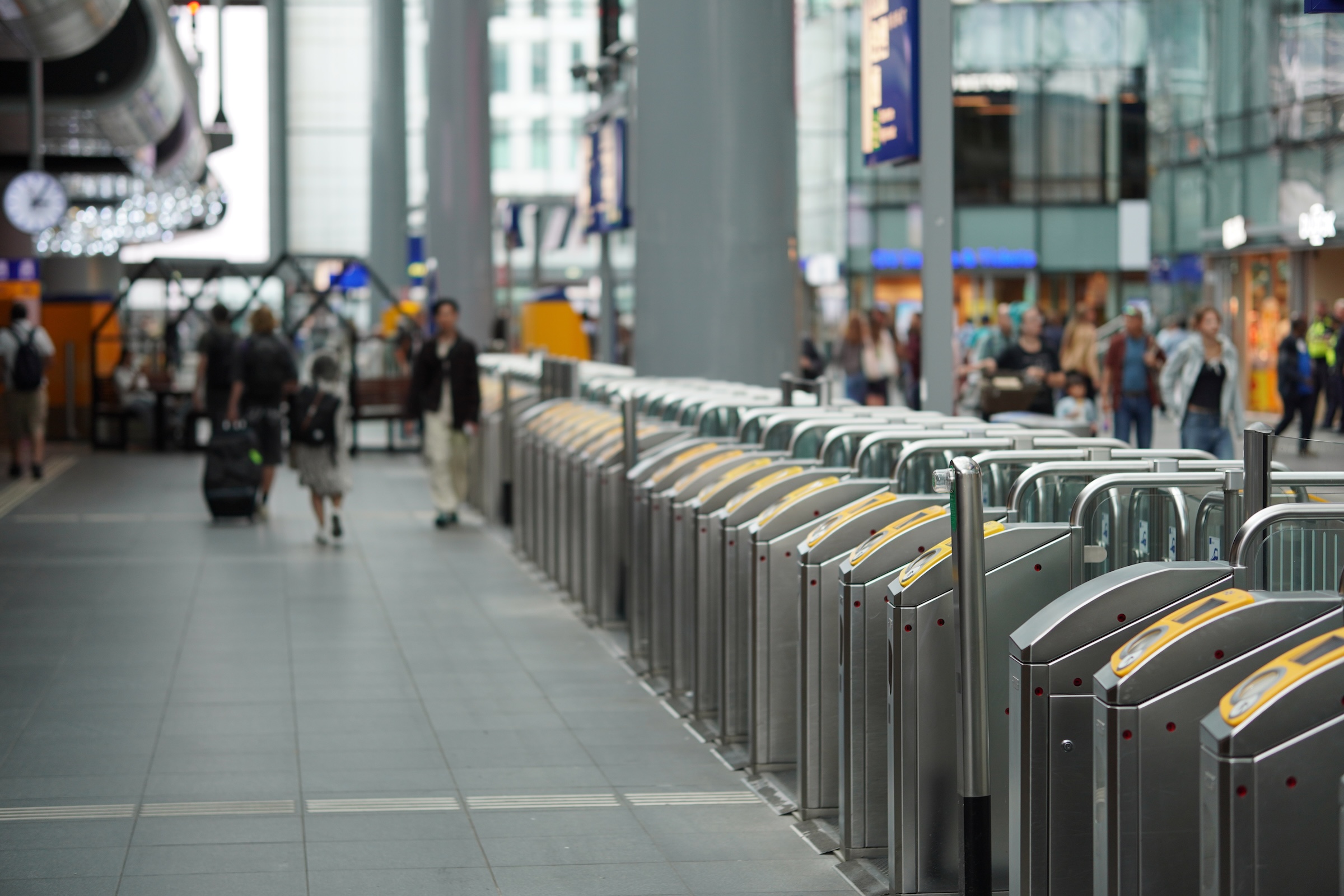 2025 08 27 – The Hague – Central Station – Tourniquets and Station Sounds – Stereo