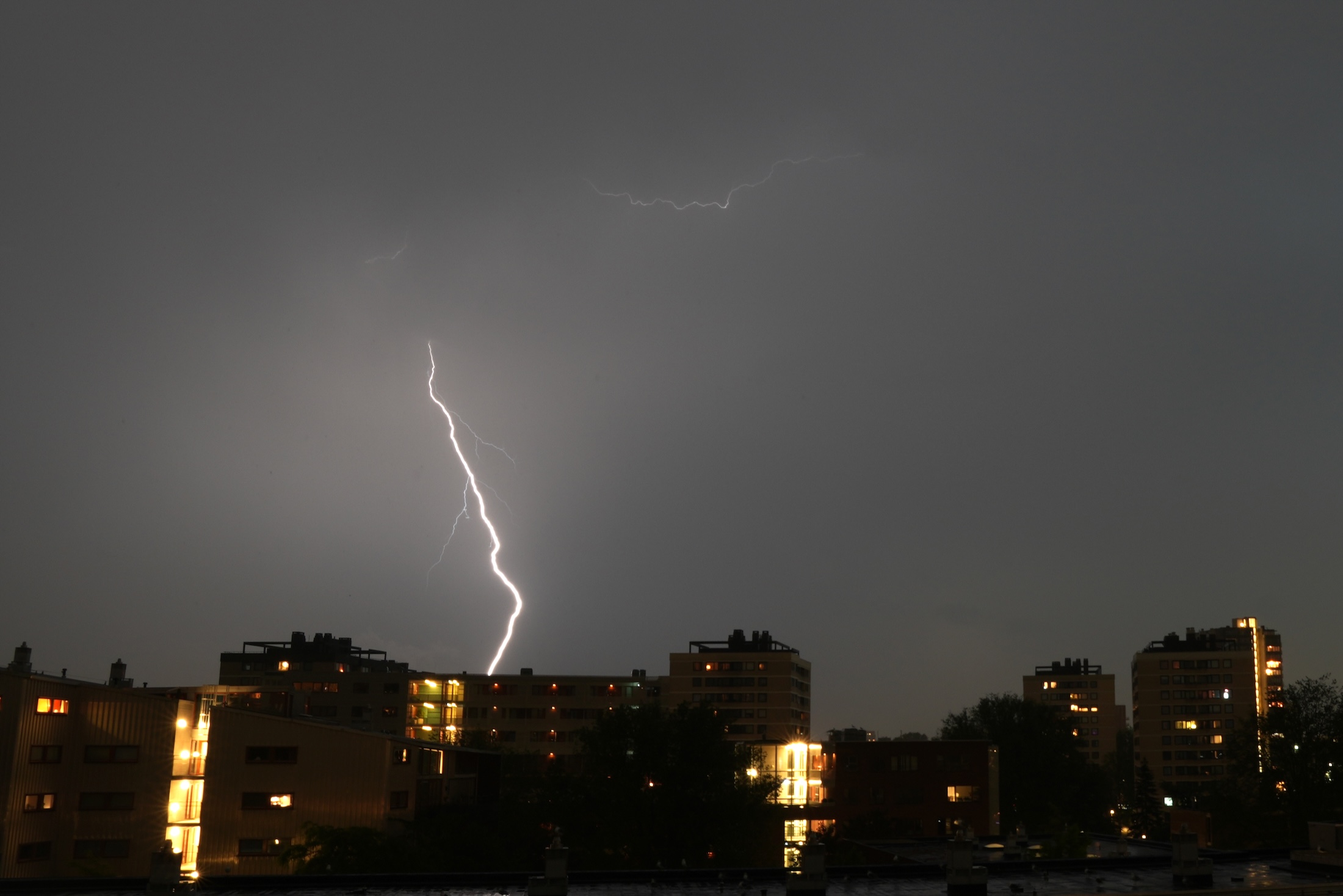 2026 06 28 – Amsterdam – Heavy rain and thunder strikes – Stereo